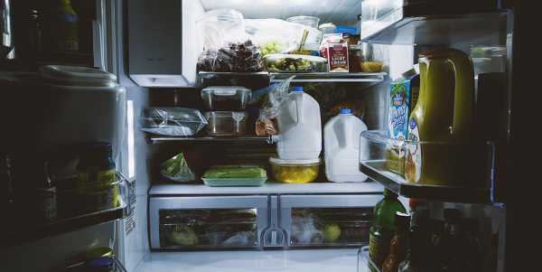 Как удалить запах из холодильника в домашних условиях
